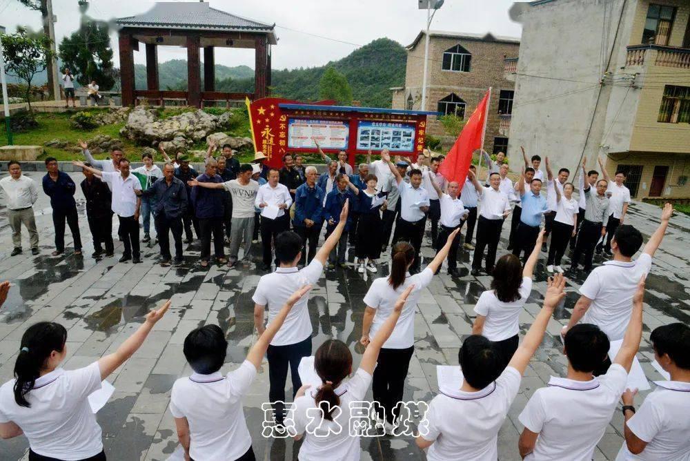 刘涛线下活动图曝光！穿红色紧身裙秀“花瓶腰”